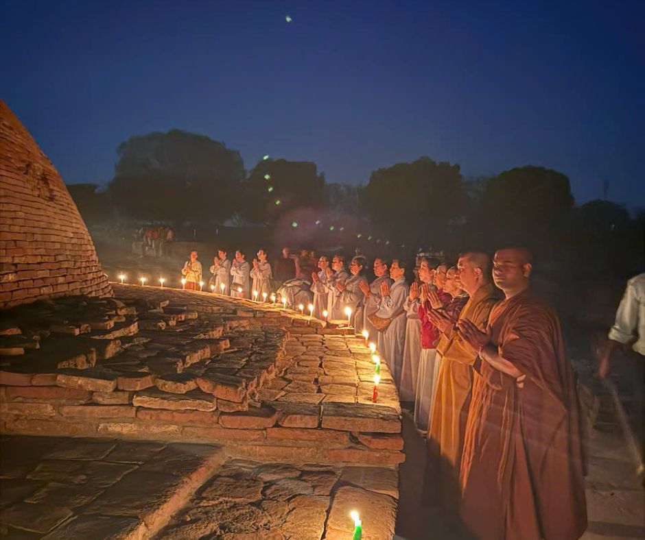 Thắp Nến Tại Tháp Ananda Stupa